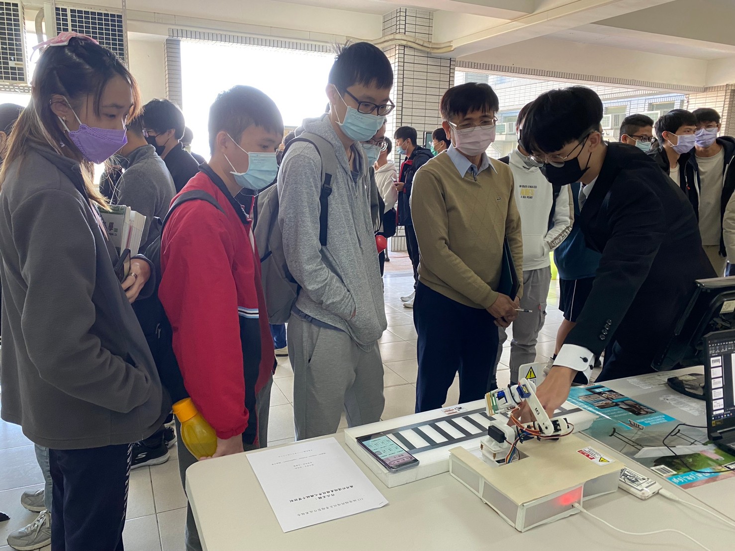 LINE_ALBUM_111學年度專題展_230104_0