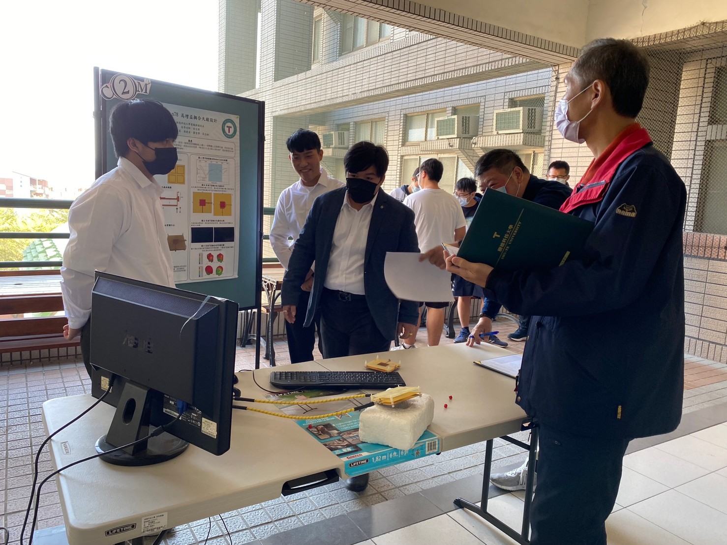 LINE_ALBUM_111學年度專題展_230104_1