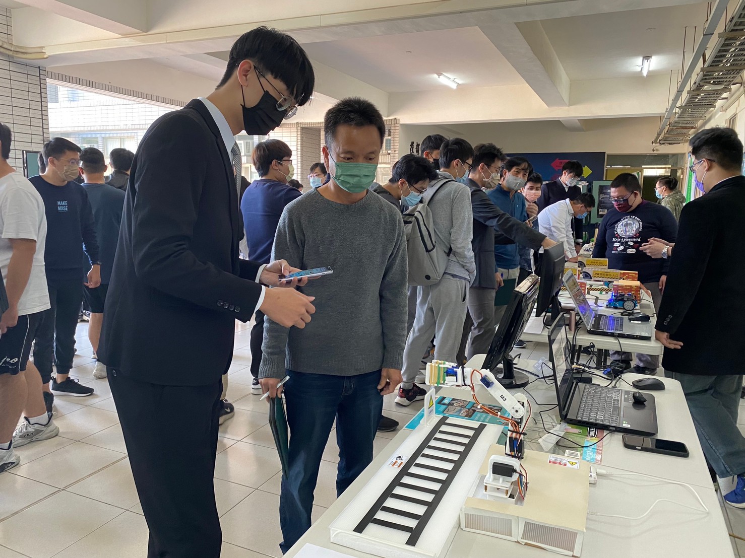 LINE_ALBUM_111學年度專題展_230104_10
