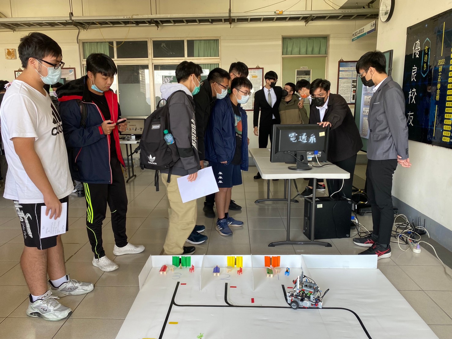 LINE_ALBUM_111學年度專題展_230104_12
