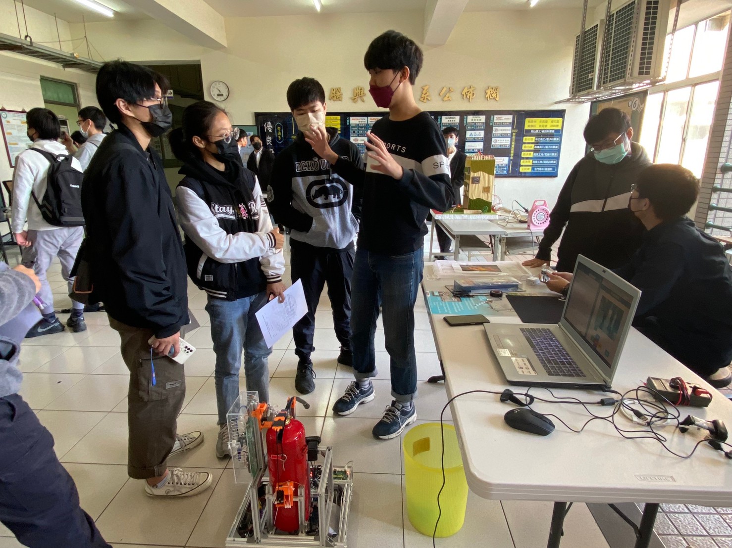 LINE_ALBUM_111學年度專題展_230104_13