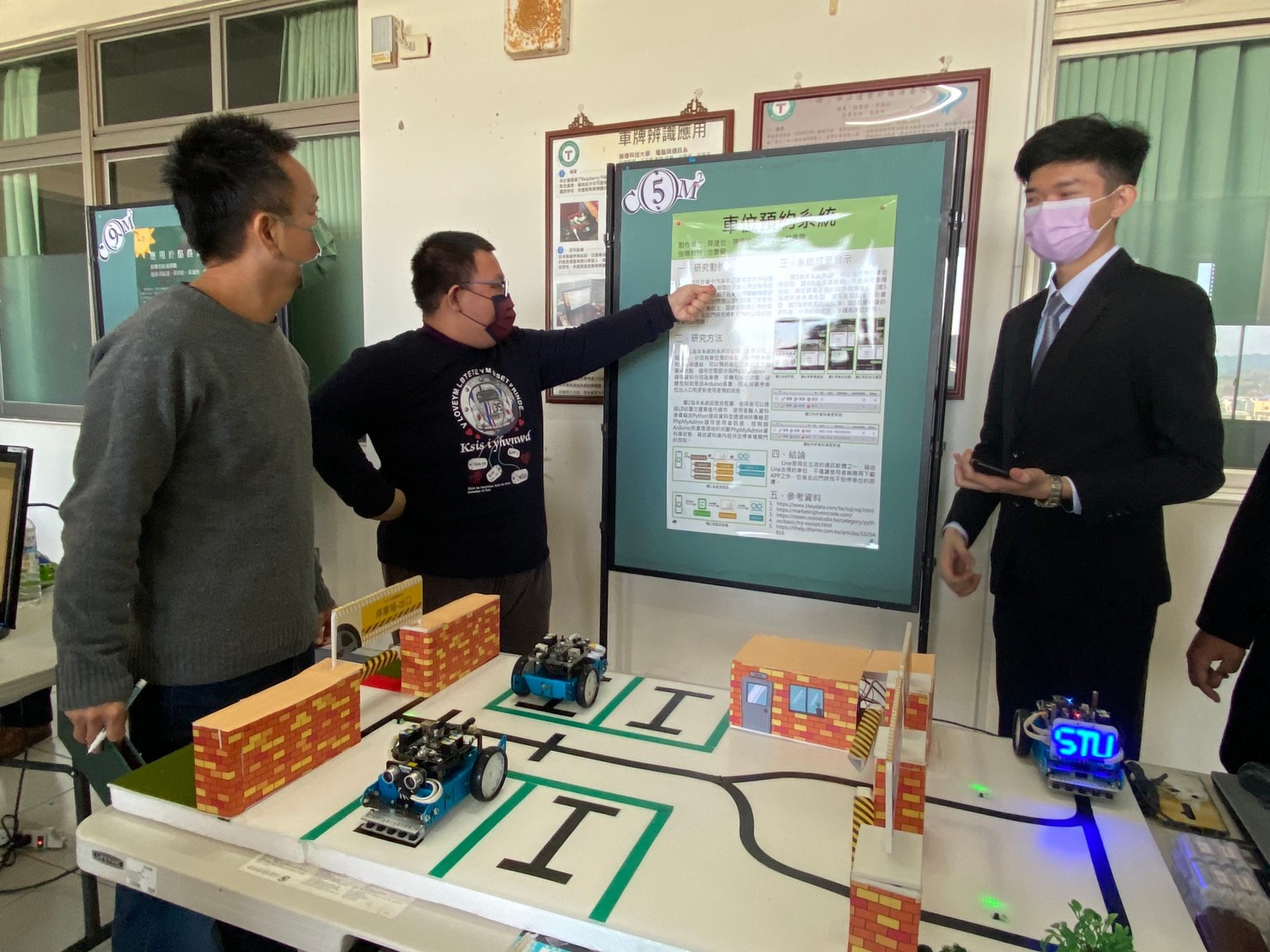 LINE_ALBUM_111學年度專題展_230104_15