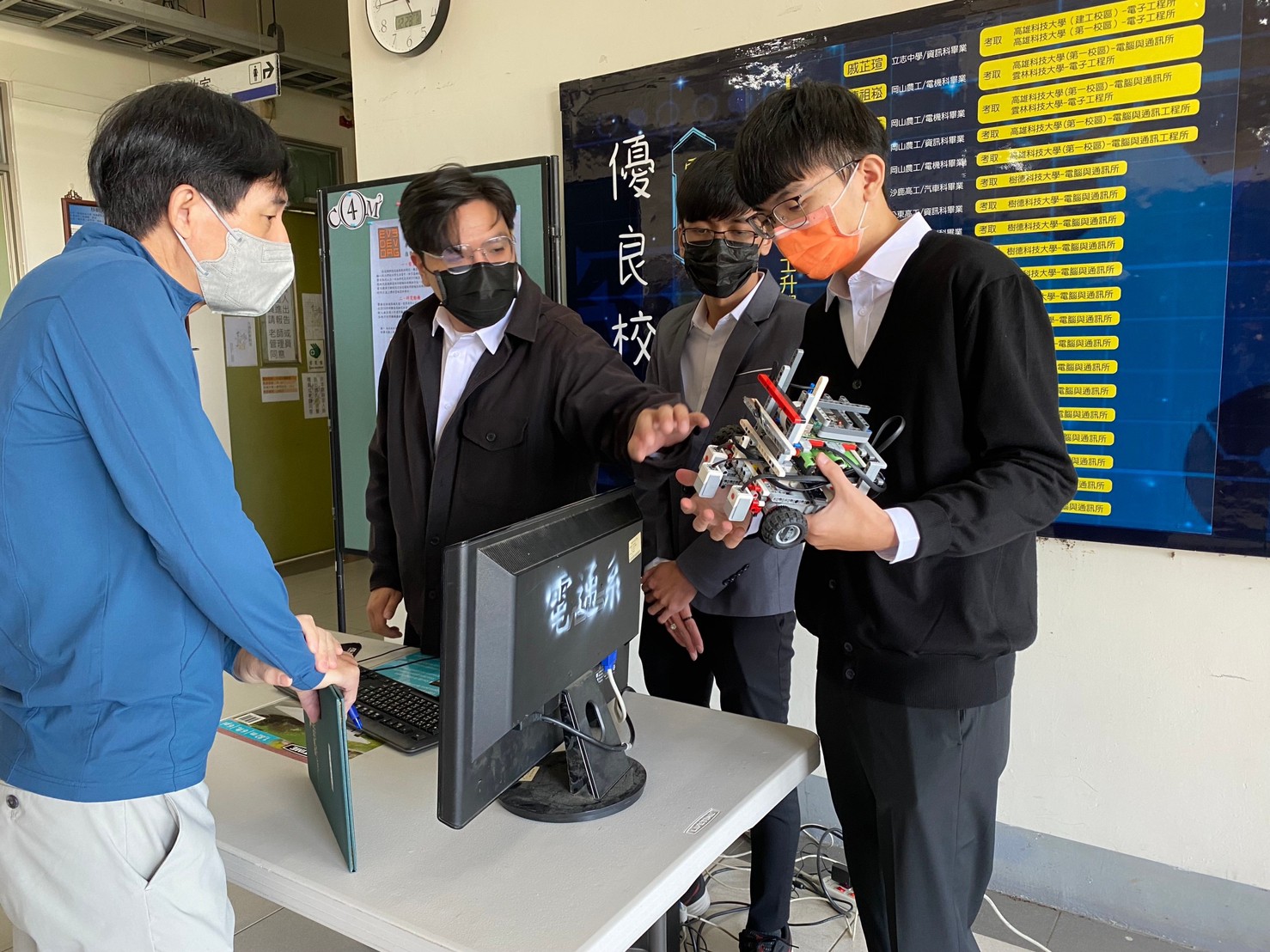 LINE_ALBUM_111學年度專題展_230104_17