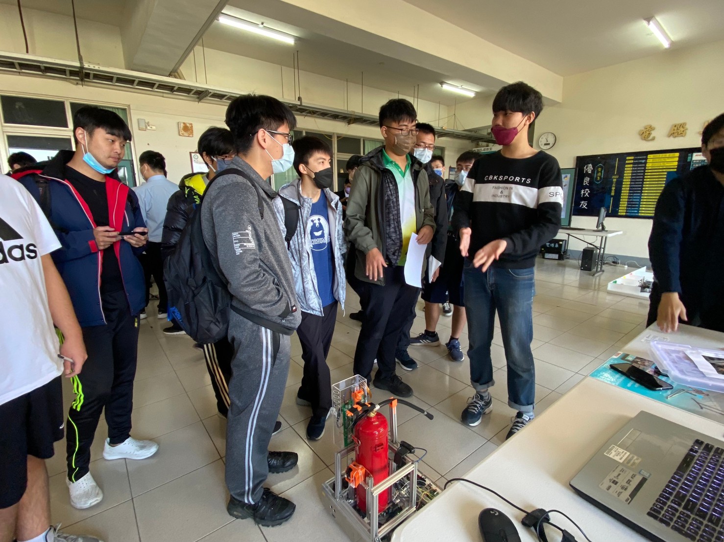 LINE_ALBUM_111學年度專題展_230104_18