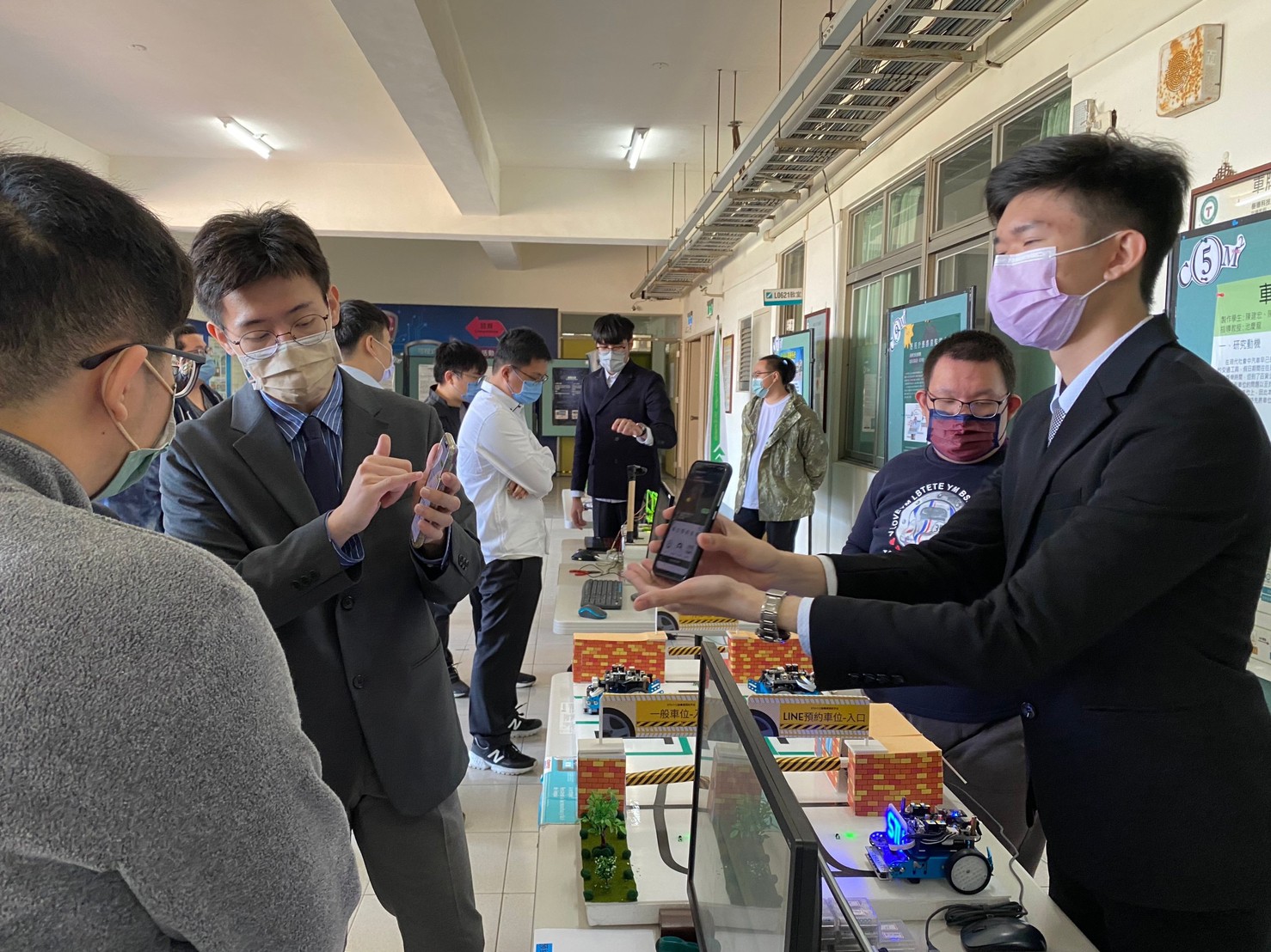 LINE_ALBUM_111學年度專題展_230104_23