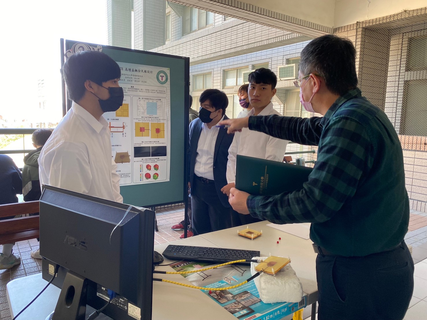 LINE_ALBUM_111學年度專題展_230104_26