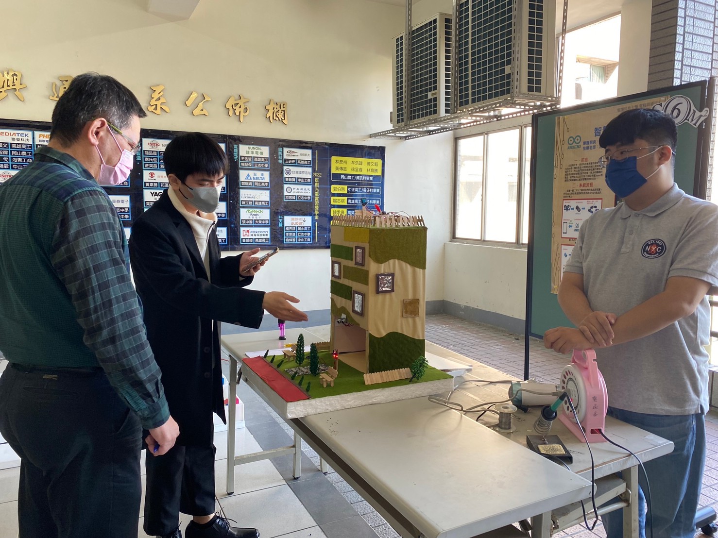 LINE_ALBUM_111學年度專題展_230104_27