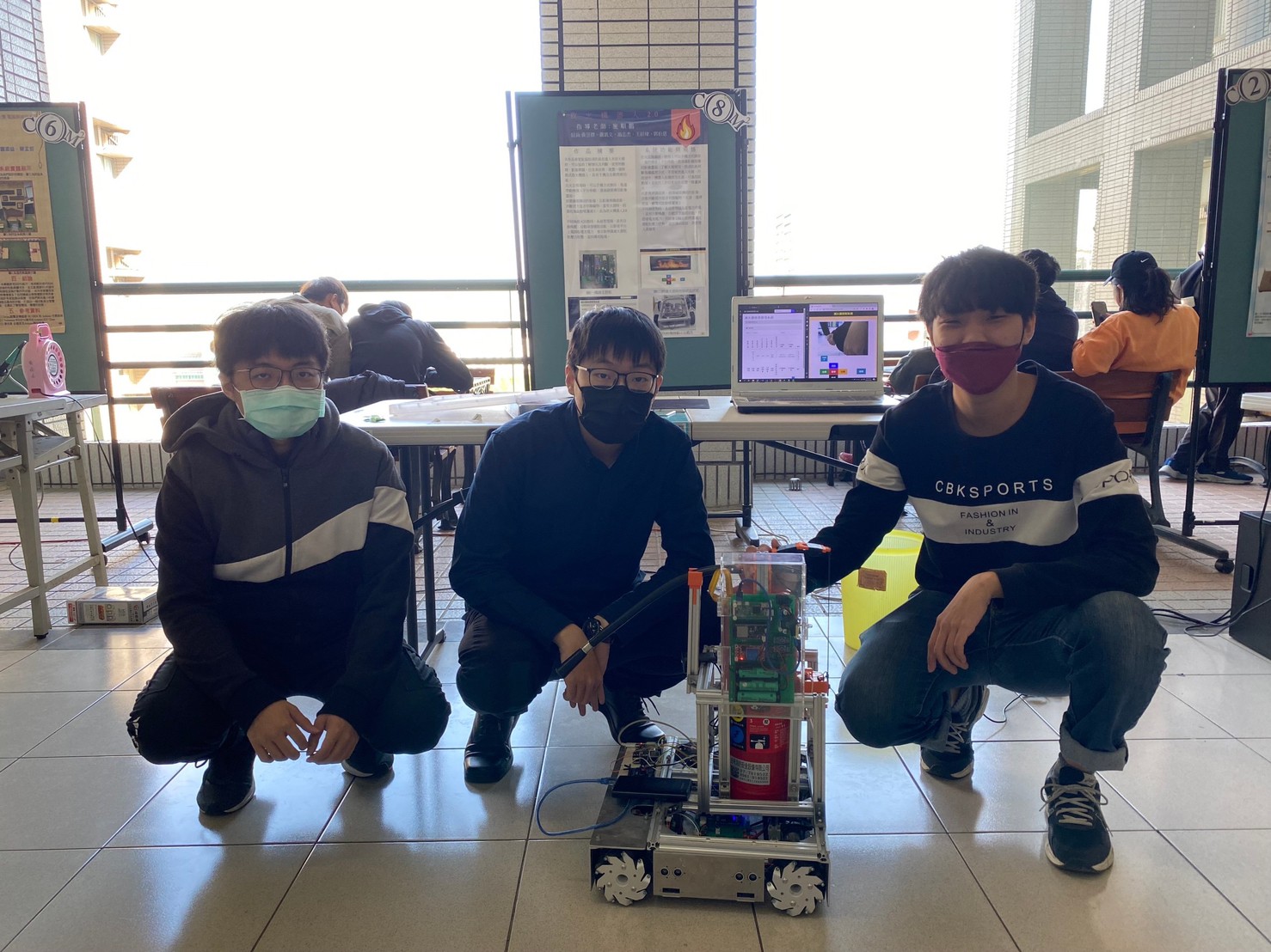 LINE_ALBUM_111學年度專題展_230104_37
