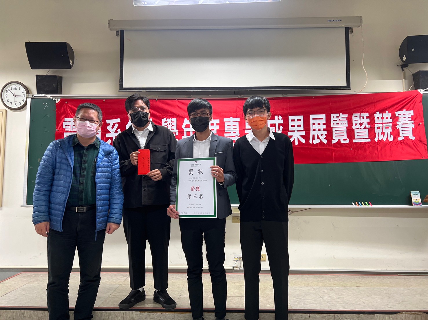 LINE_ALBUM_111學年度專題展_230104_40