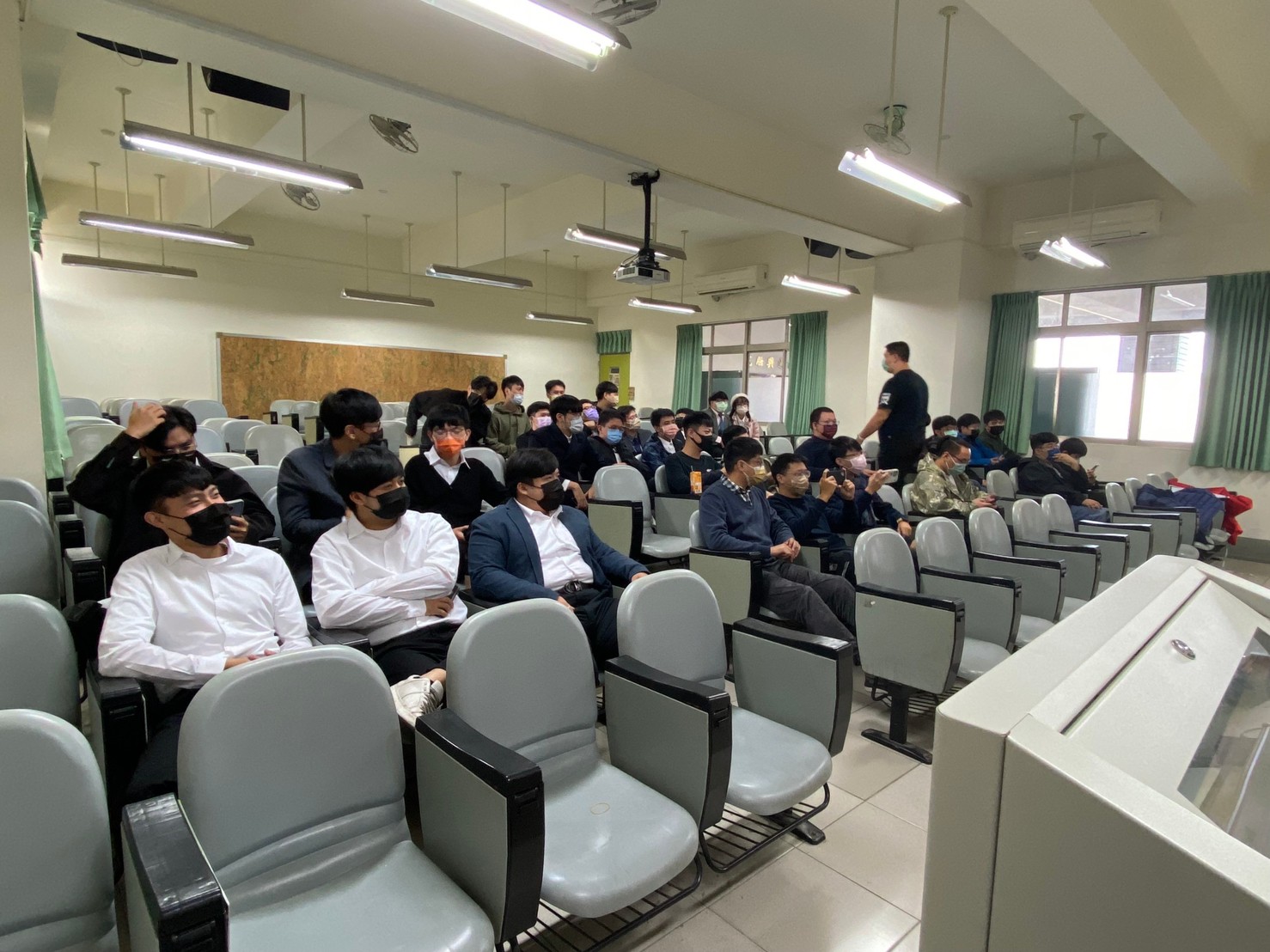 LINE_ALBUM_111學年度專題展_230104_43
