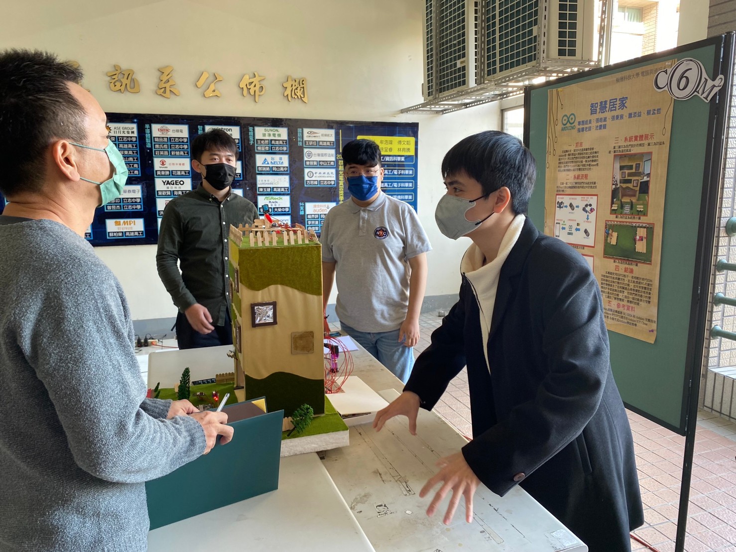 LINE_ALBUM_111學年度專題展_230104_6