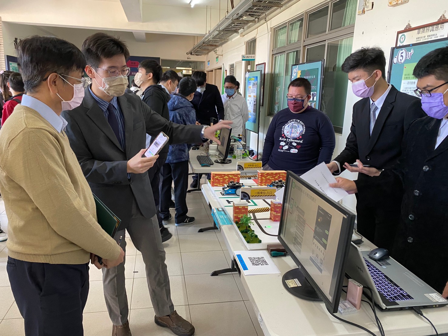 LINE_ALBUM_111學年度專題展_230104_7