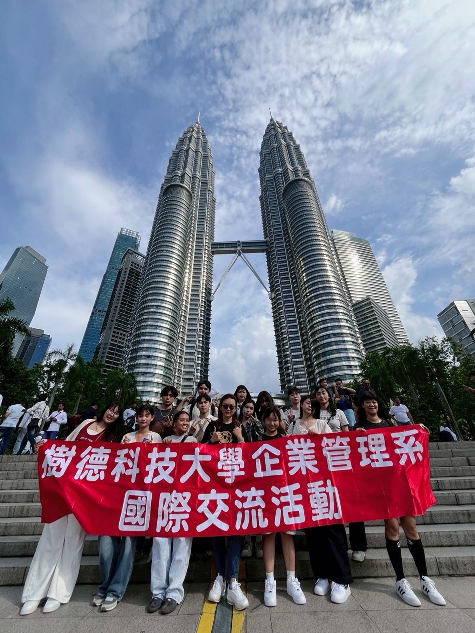 參訪團於吉隆坡雙子星大樓前合影