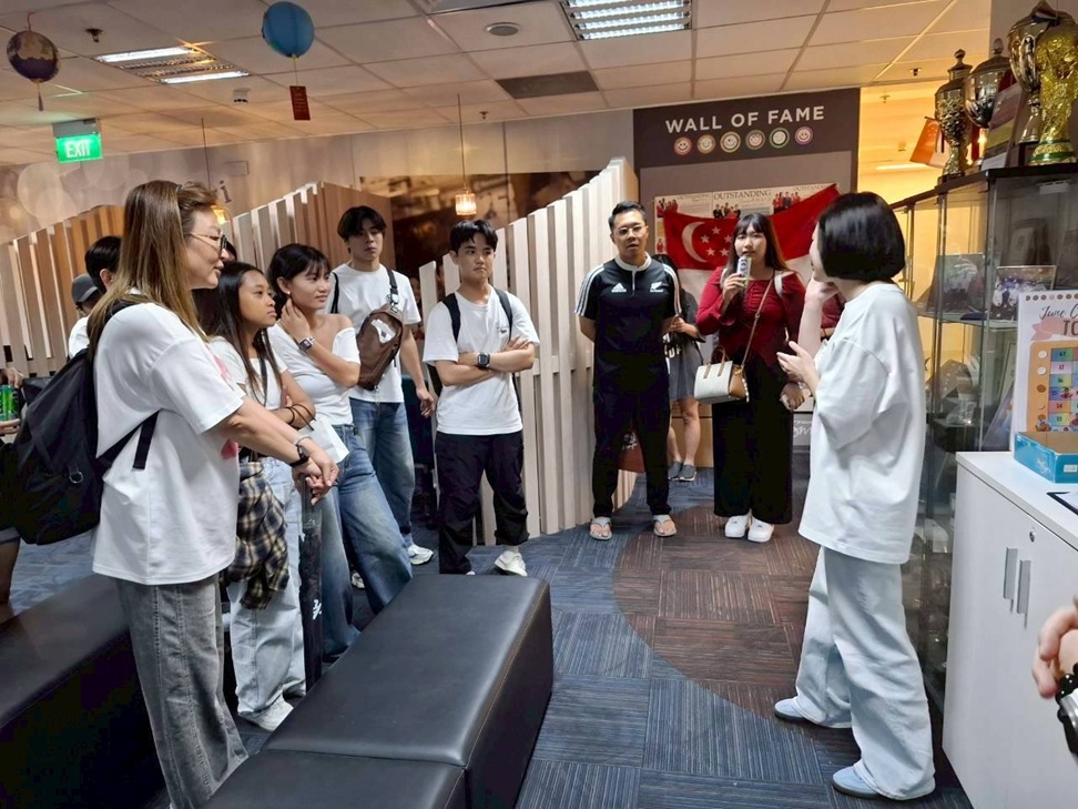 學生聆聽機場人員解說勤務管理